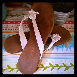 What's what by Aerosoles flip flops
